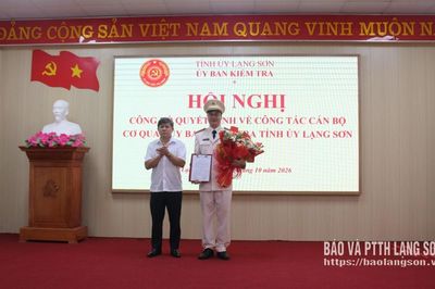 Công bố quyết định của Bộ trưởng Bộ Công an và Ủy ban Kiểm tra Tỉnh ủy về công tác cán bộ