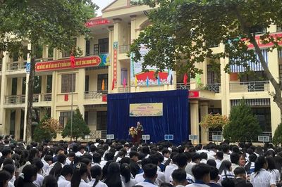 Trung đoàn 254 tuyên truyền truyền thống lực lượng vũ trang Quân khu 2 cho hơn 800 học sinh
