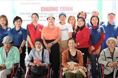 Tặng 100 xe lăn cho người khuyết tật có hoàn cảnh khó khăn tỉnh Lâm Đồng
