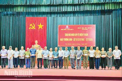 Ấm lòng người có công