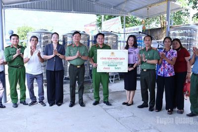 Bàn giao công trình nước sạch phục vụ Công an xã và người dân xã Minh Quang