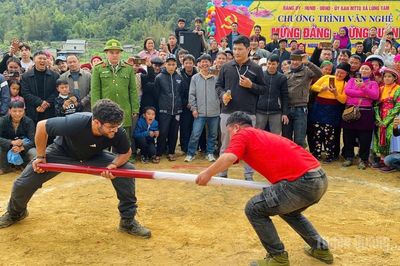 Lùng Tám đón khách bằng sắc màu văn hóa