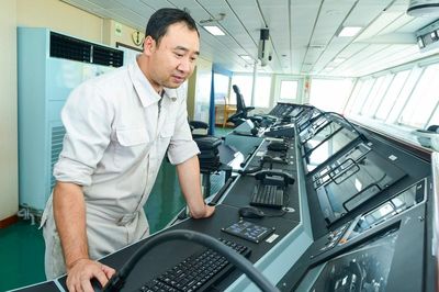 Tàu đang đi biển, thuyền trưởng mất khả năng làm việc sẽ xử lý thế nào?