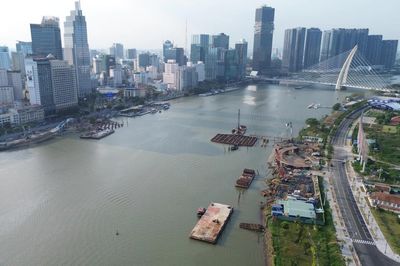 TP.HCM cấm luồng sông Sài Gòn nhiều giờ để hợp long cầu đi bộ