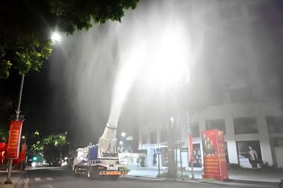 Từ việc Hà Nội vận hành xe phun sương dập bụi đến bài toán kinh tế môi trường