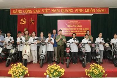 Công an tỉnh tặng xe đạp điện cho học sinh hoàn cảnh khó khăn tại Trung tâm Bảo trợ xã hội