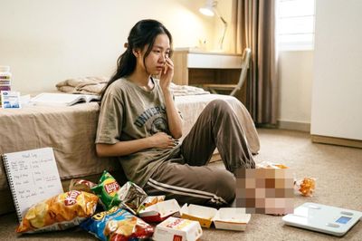 Ăn mất kiểm soát rồi tự gây nôn, cô gái 21 tuổi suy kiệt nhập viện