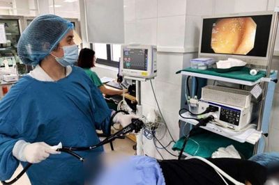Phát hiện sán dây bò dài 70 cm khi nội soi đại tràng