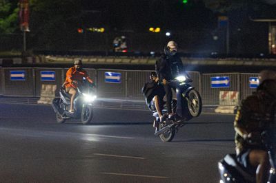 Rợn người cảnh hàng loạt 'quái xế' bốc đầu, đánh võng xe trên đường phố Hà Nội