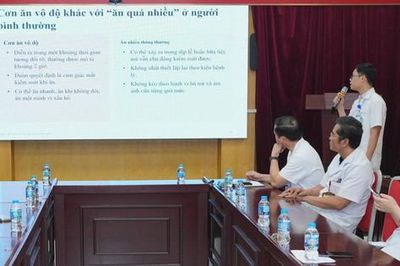 Báo động chứng ăn vô độ ở người trẻ: Hệ lụy nguy hiểm từ ăn mất kiểm soát và hành vi bù trừ tiêu cực