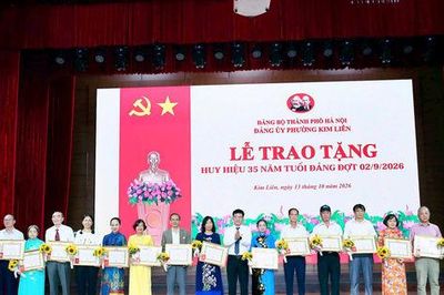 Phường Kim Liên trao Huy hiệu Đảng tặng 488 đảng viên