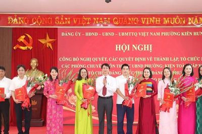 Phường Kiến Hưng công bố quyết định về tổ chức bộ máy và công tác cán bộ