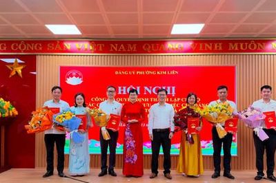 Phường Kim Liên công bố các quyết định thành lập 13 chi bộ trực thuộc