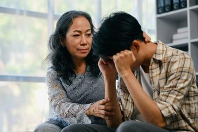 'Mẹ ơi, con đi làm đã quá mệt rồi!': Câu nói lúc nửa đêm của con trai khiến tôi lặng người nhìn lại sai lầm năm xưa