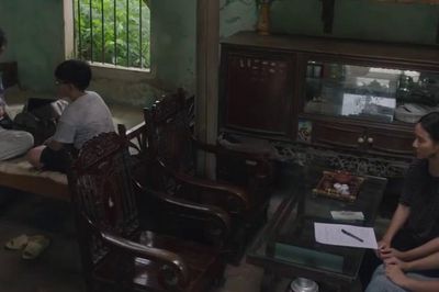 Hạnh (Huyền Lizzie) và Bình (Doãn Quốc Đam) ra tòa ly hôn