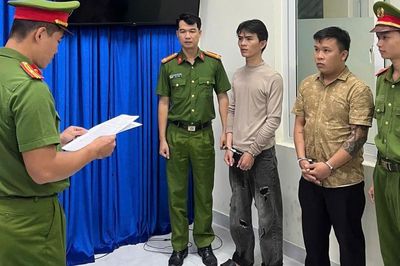 Khởi tố, bắt tạm giam 2 thanh niên sau vụ hỗn chiến tại quán Karaoke