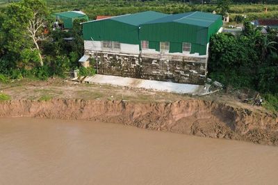 Sông Lam 'nuốt' đất vườn, áp sát nhà dân