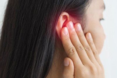 Đau quanh tai suốt thời gian dài, người phụ nữ phát hiện nguyên nhân không ngờ
