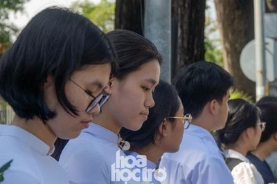 Học sinh TP.HCM cầm hoa cúc trắng đưa tiễn 731 anh hùng liệt sĩ về nơi an nghỉ