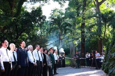Thủ tướng dự Lễ viếng, truy điệu và an táng hài cốt liệt sỹ tại Công viên Lê Thị Riêng