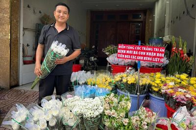 Tặng hơn 6.500 nhành cúc trắng tiễn đưa 731 liệt sĩ ở TP.HCM