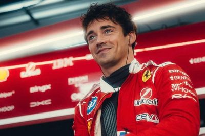 'Nam thần F1' dành thời gian đọc sách giữa các chặng đua