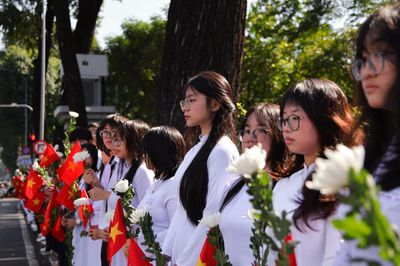 Học sinh TP.HCM cầm cúc trắng tiễn đưa 731 liệt sĩ về nơi an nghỉ