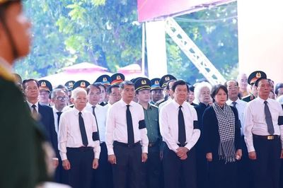 [Ảnh] Thủ tướng dự Lễ viếng, truy điệu và an táng hài cốt liệt sĩ tại Công viên Lê Thị Riêng