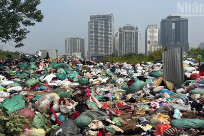 [Ảnh] Hàng trăm tấn quần áo cũ chất thành 'núi' ở Hà Nội