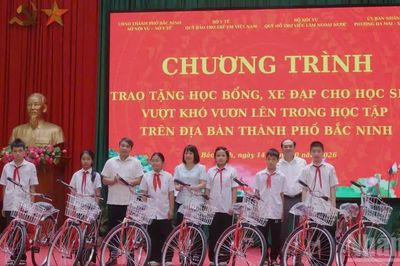 Trao quà và học bổng cho trẻ em khó khăn ở Bắc Ninh