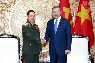 [Ảnh] Tổng Bí thư, Chủ tịch nước Tô Lâm tiếp Phó Thủ tướng, Bộ trưởng Quốc phòng Lào Khamliang Outhakaysone