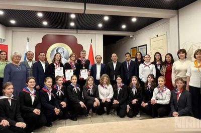 Xúc động tình cảm của thầy trò Trường 488 tại Saint Petersburg dành cho Chủ tịch Hồ Chí Minh