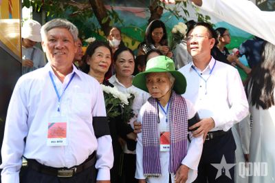 Người dân cầm hoa trắng, xúc động tiễn đưa 731 liệt sĩ về nơi an nghỉ