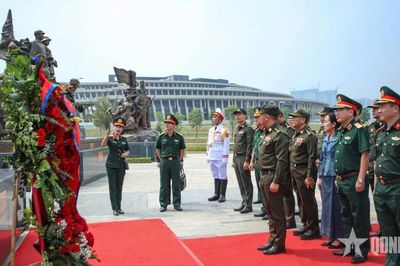 Phó thủ tướng, Bộ trưởng Bộ Quốc phòng Campuchia dâng hoa tại Cụm tượng Tình đoàn kết, hữu nghị Việt Nam-Campuchia