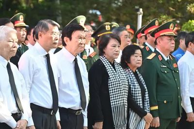 Lãnh đạo Đảng, Nhà nước dâng hương tưởng niệm các Anh hùng liệt sĩ tại Công viên Lê Thị Riêng