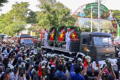 Người dân TPHCM tiễn đưa 731 liệt sĩ về nơi an nghỉ