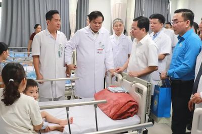Tổng Liên đoàn Lao động Việt Nam lắng nghe từ cơ sở, nắm bắt khó khăn của nhân viên y tế