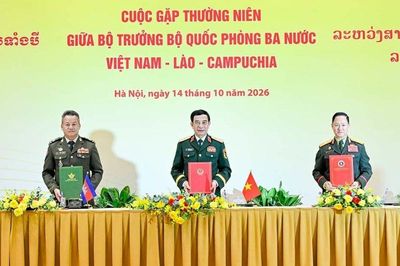 Lãnh đạo Bộ Quốc phòng Việt Nam-Lào-Campuchia gặp nhau bàn phương hướng hợp tác thời gian tới