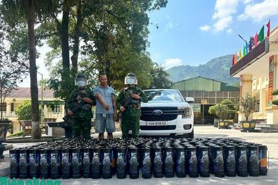 Bắt giữ đối tượng vận chuyển trái phép 232 bình khí cười