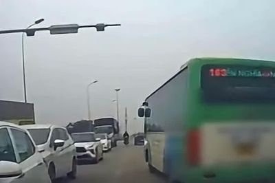 Tài xế xe khách bị phạt tới 6 triệu đồng vì vượt xe sai quy định ở Hà Nội