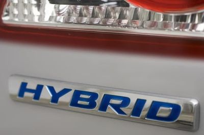 Sự khác biệt giữa dầu động cơ hybrid và dầu thường là gì?