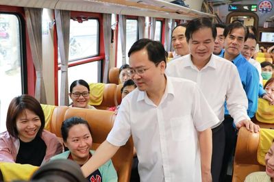 Lắng nghe tâm tư người lao động trên chuyến tàu PL1