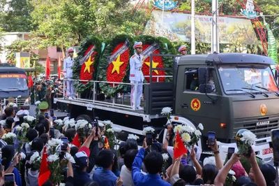 Người dân TPHCM tiễn đưa các liệt sĩ về nơi an nghỉ
