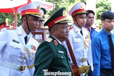 Bí thư Thường trực Trung ương Đoàn tiễn đưa anh hùng liệt sĩ tại công viên Lê Thị Riêng