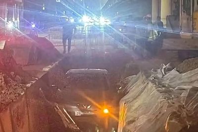 Ô tô lọt hố cáp ngầm, mắc kẹt tại công trường ở Hà Nội