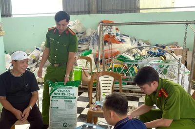 Khởi tố đối tượng sản xuất hàng chục tấn phân bón giả