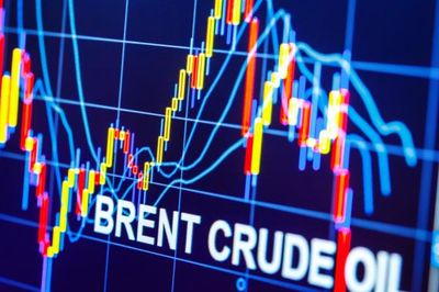 Dự báo giá dầu Brent năm 2027: Vì sao có chênh lệch lớn?