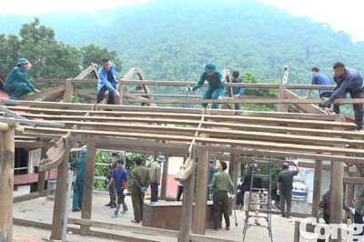 17 hộ dân được hỗ trợ di dời nhà cửa khỏi sạt lở