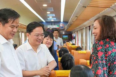Chủ tịch Tổng Liên đoàn Lao động Việt Nam thăm hỏi y, bác sĩ trên chuyến tàu đến Ninh Bình