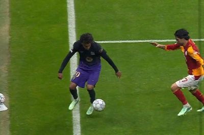 Lamine Yamal gây sốt với pha bóng ảo diệu ở Champions League